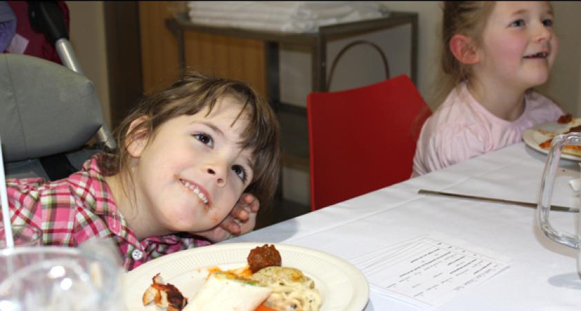 2 children eating