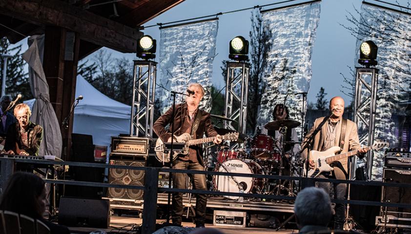 tom cochrane playing with band