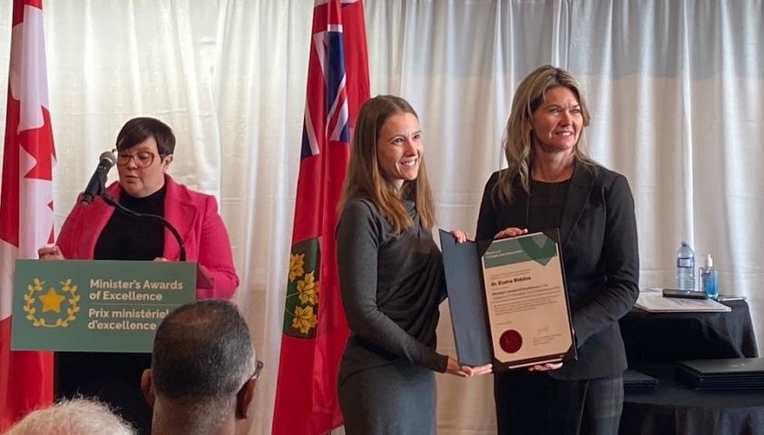 Dr. Elaine Biddiss receiving award from Minister Jill Dunlop