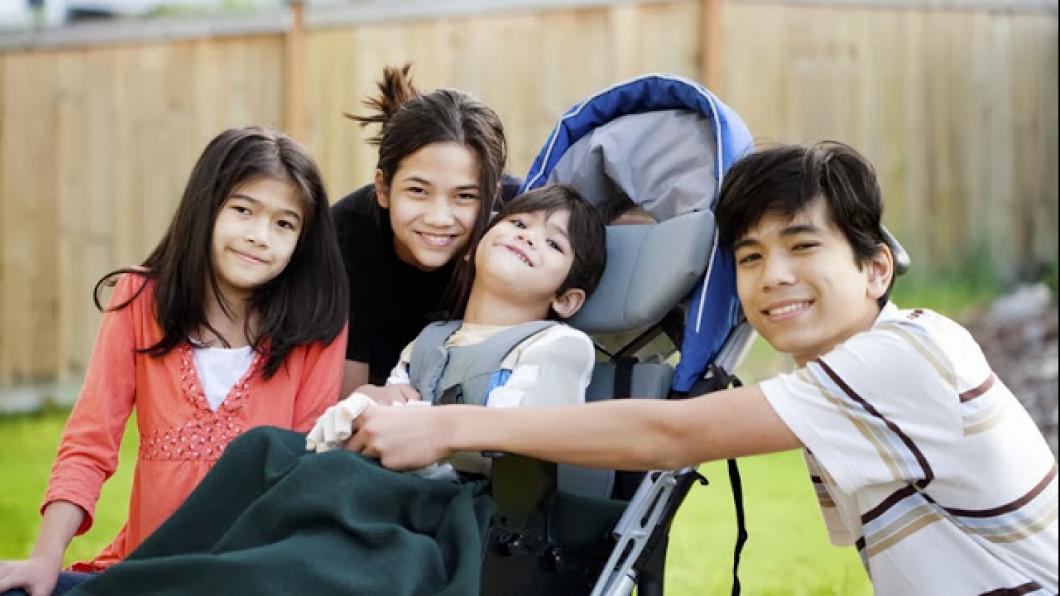 Брат ухаживает за братом инвалидом. Брат ухаживает за братом инвалидом. Брат заботится о братике. Мальчик инвалид. Брат ухаживает за братом инвалидом.