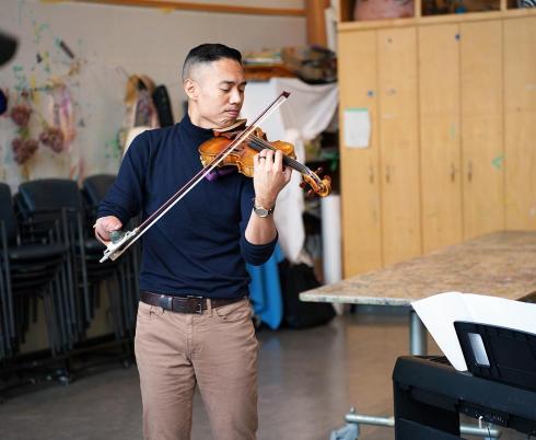 Adrian Anantawan playing violin